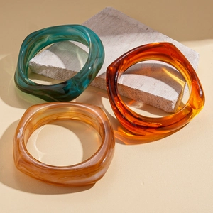 Three-piece acrylic resin bangles with marble texture in dark green and amber shades