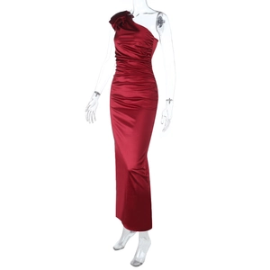 Détail d'une robe rouge en satin à une épaule avec des fronces élégantes et coupe slim