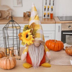 Gnomo autunnale con cappello a quadri gialli e girasole su bancone da cucina accogliente