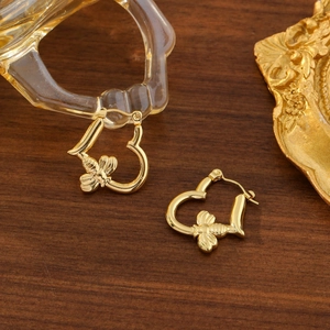 Elegante 18K vergoldete Herz-Ohrringe mit 3D-Bienen-Akzent auf Holzständer präsentiert