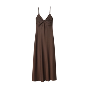 Détail de la poitrine nouée sur cette élégante robe midi marron en satin de soie lisse