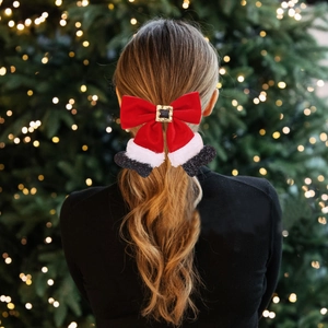 Weihnachtliche Schleife Haarklammer mit Nikolausstiefeln am festlichen Zopf