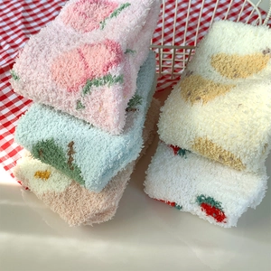 Gros plan de chaussettes douces en polaire corail aux motifs de fruits mignons
