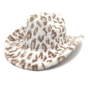 Détail du motif léopard sur le chapeau de cowboy d'hiver en peluche douce