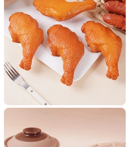 Macro di un modello realistico di coscia di pollo arrosto con texture della pelle in piatto bianco