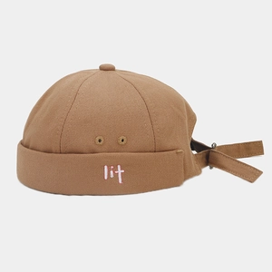 Bruine canvas miki muts met wit lit borduursel en verstelbare riem in retrostijl
