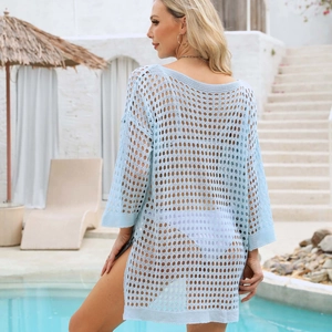 Détail du cache-maillot au crochet bleu clair avec tricot résille et fentes latérales