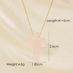 Collier croix en pierre naturelle rose avec chaîne dorée et mesures détaillées