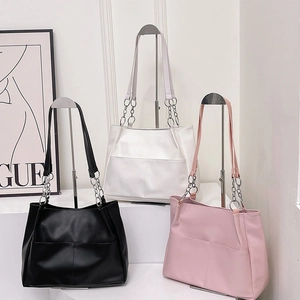 Grandi borse tote in PU con catene in nero, bianco e rosa per il quotidiano delle donne