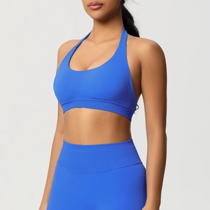 Vue détaillée du soutien-gorge de sport dos nu et du legging sans couture bleu Klein