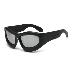 Lunettes de soleil enveloppantes style Y2K punk avec monture noir mat et verres argentés