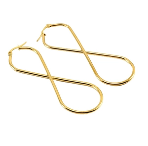 Vue détaillée des boucles d'oreilles torsadées en forme de 8 en acier plaqué or