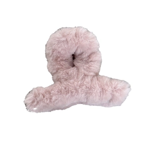 Dusty pink plush claw clip for women with soft faux fur texture for autumn and winter styles