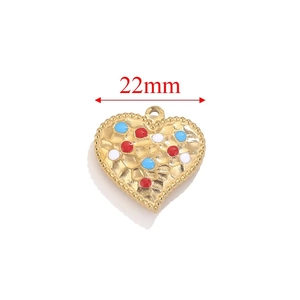 Dettaglio del ciondolo a cuore in acciaio dorato 22mm con pois in smalto rosso bianco e blu