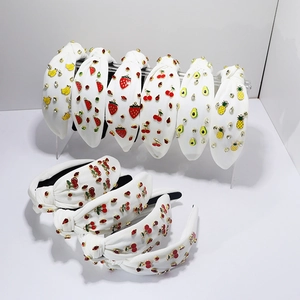 Serre-têtes en tissu blanc noué avec des breloques de fruits étincelantes en strass et perles