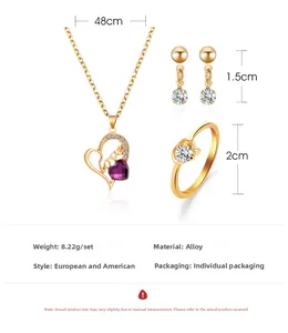 Detail von Gold-Herz-Love-Halskette, Zirkon-Ohrringen und Ring-Set mit lila Edelstein