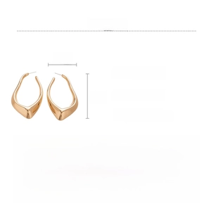 Vue détaillée de boucles d'oreilles dorées géométriques creuses avec dimensions 7x4cm