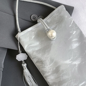 Sac bandoulière en soie gris argenté avec boucle perle et long gland gravé de fleurs
