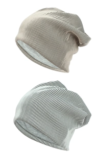 Gros plan sur la maille côtelée fine des bonnets rayés avec doublure intérieure
