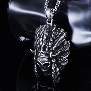 Collana gotica con ciondolo teschio capo indiano in argento e dettagli piumati fini