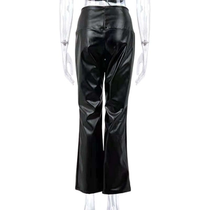 Rückansicht der schwarzen High-Waist-Hose aus PU-Leder mit geradem Schnitt