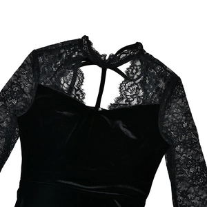 Détail de la découpe au dos avec dentelle sur une robe en velours noir à col montant