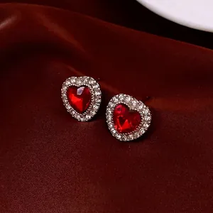 Boucles d'oreilles cœur de style français avec zircon rouge et base en métal argenté