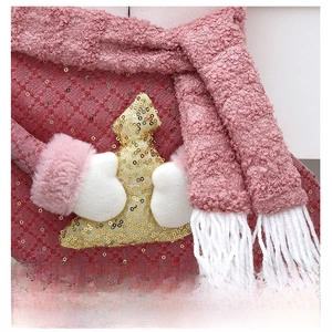 Details des rosa Teddy-Fleece-Weihnachtsschals mit weißen Quasten und Paillettenstern