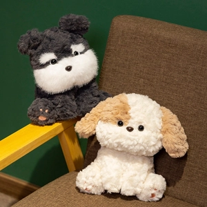 Peluches chiots mignons en tissu duveteux marron et gris sur une chaise en bois