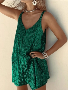 Détail des paillettes vert émeraude et du décolleté en V profond de la robe nuisette