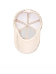 Detailansicht des warmen Fleece-Baseballcap-Innenfutters mit feinen Nähten