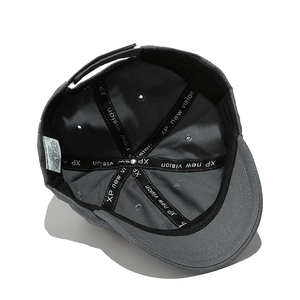 Détail de l'intérieur d'une casquette en coton avec sangle réglable et étiquette