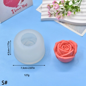 Dettaglio stampo in silicone a rosa con misure di 4,5 cm di altezza e 7,3 cm di larghezza