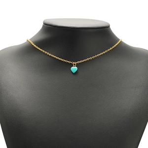 Dettaglio di una collana con ciondolo a cuore blu Tiffany su un busto nero