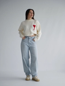 Klassischer American Retro Strickpullover in Elfenbein mit Herzlogo und Baggy-Jeans