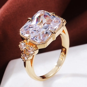 Détail de la bague en argent S925 plaqué or avec zircon taille émeraude
