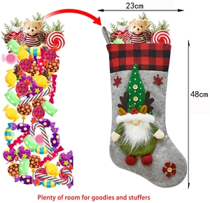 Dettaglio calza di Natale da 48 cm con gnomo 3D e bordo con motivo a quadri rossi
