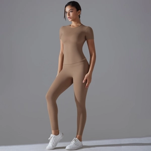 Dettaglio del set yoga marrone con maglia aderente e leggings sportivi a vita alta