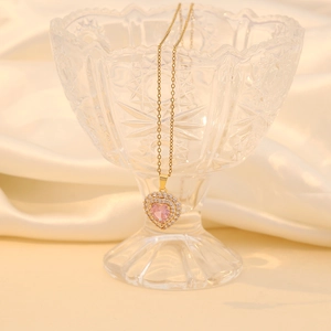 Collier élégant avec pendentif cœur doré, cristal rose et double rangée de diamants pavés