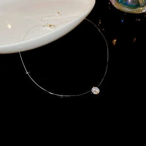 Dettaglio della collana con filo invisibile e pendente tondo in zircone scintillante