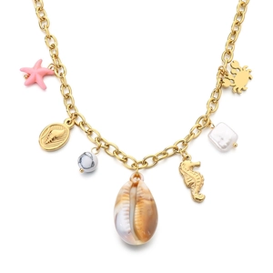 Collier en acier doré avec pendentifs coquillage, étoile de mer, hippocampe et crabe