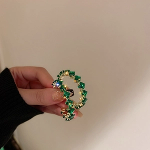 Elegantes pendientes de cristal verde esmeralda con montura dorada de estilo vintage