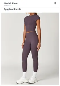 Dettaglio del set yoga sportivo viola melanzana con crop top a maniche corte e leggings