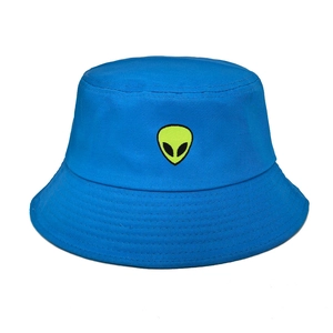Détail du chapeau bob bleu vif avec broderie alien verte et coutures précises