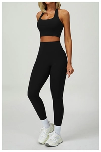 Détail d'un ensemble de yoga noir avec legging taille haute et soutien-gorge de sport