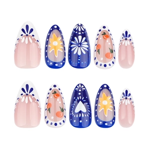 Unghie finte a mandorla blu e bianche con motivi floreali e cuori arancioni