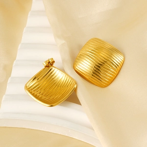 Boucles d'oreilles carrées dorées à texture horizontale avec fermoir papillon élégant