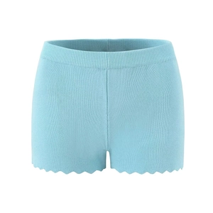 Detailansicht hellblauer Strickshorts mit vertikalem Rippmuster und gewelltem Saumdesign
