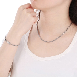 Dettaglio della collana e del bracciale a maglia in acciaio inossidabile argento sul modello