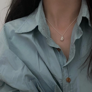 Minimalist S925 sterling silver necklace with natural freshwater pearl pendant on model